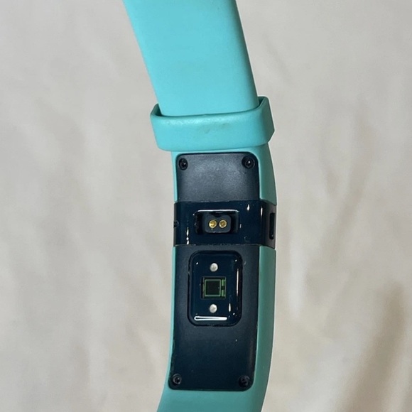 Fitbit Charge HR Wireless Activity Tracker - teal - Picture 4 of 4